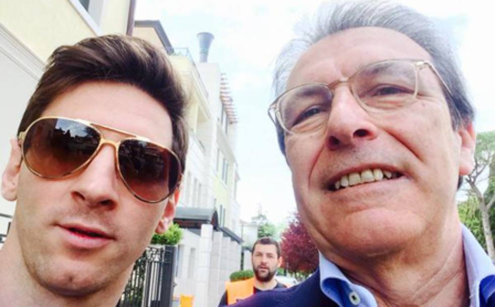 Il selfie di Messi con l&#39;ex consigliere regionale Isidoro Gottardo